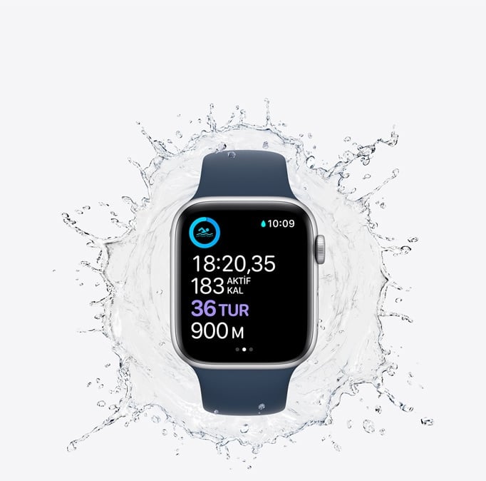 Apple Watch SE, 50 metre suya dayanıklı tasarıma sahip.1 Kulaç atmaya başlayın, havuzdaki tur ve setlerinizi takip edin, hatta denizde kendi rotanızı çizin.